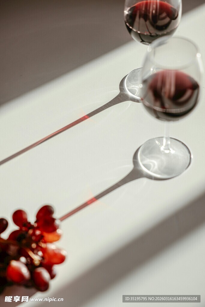 优雅红酒与草莓的精致搭配