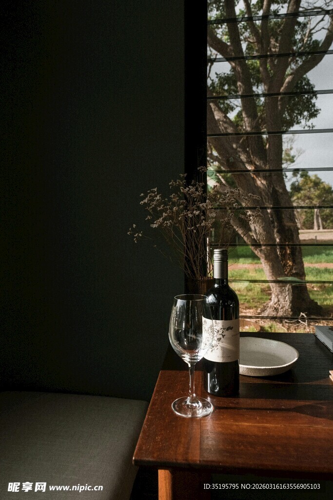 窗边木桌的美酒与景致
