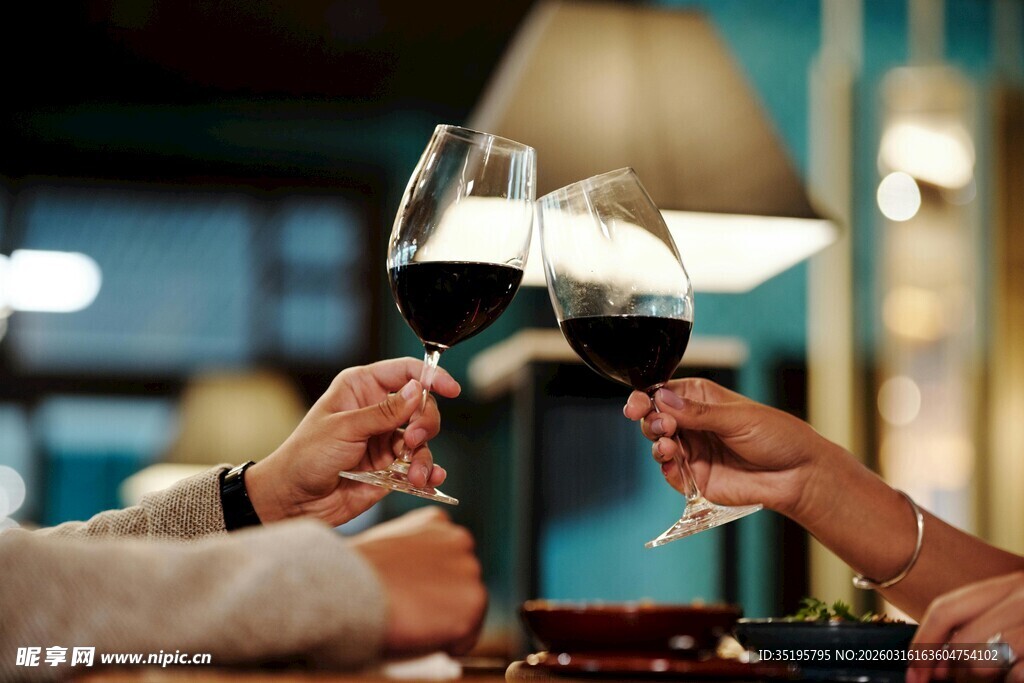 举杯共饮红酒美好时刻