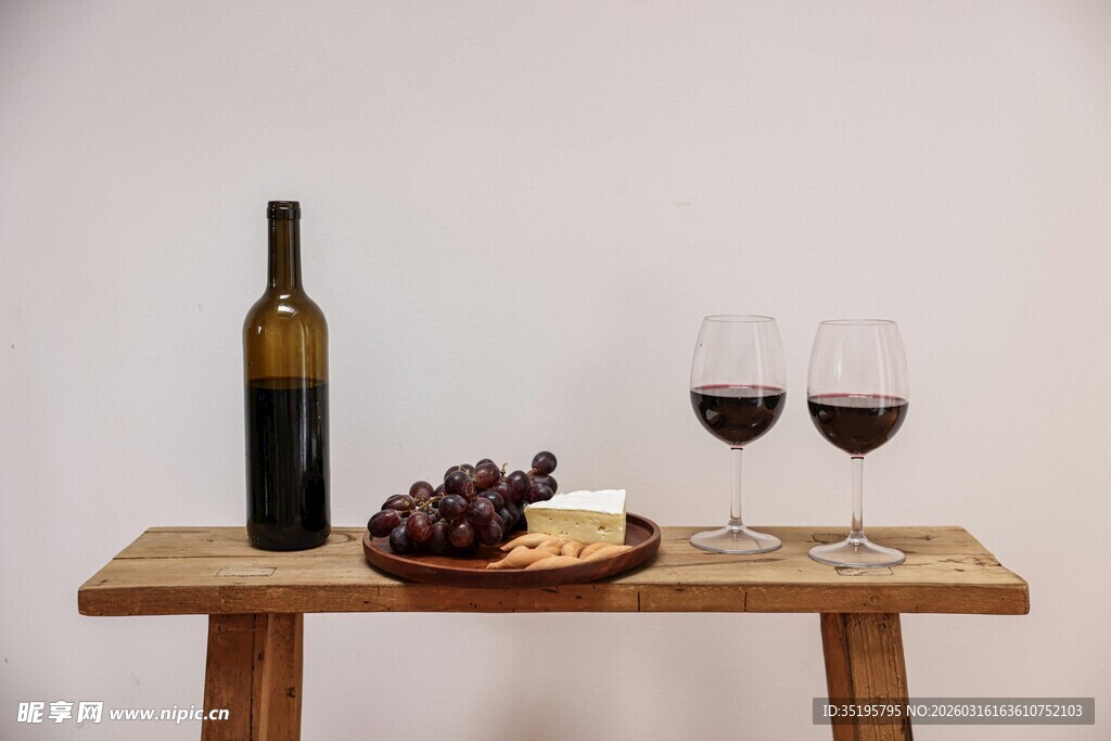 简约木桌的葡萄酒与葡萄