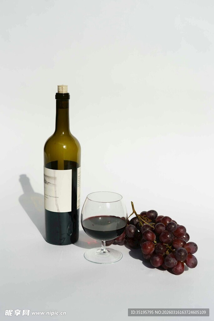 葡萄酒与葡萄静物组合
