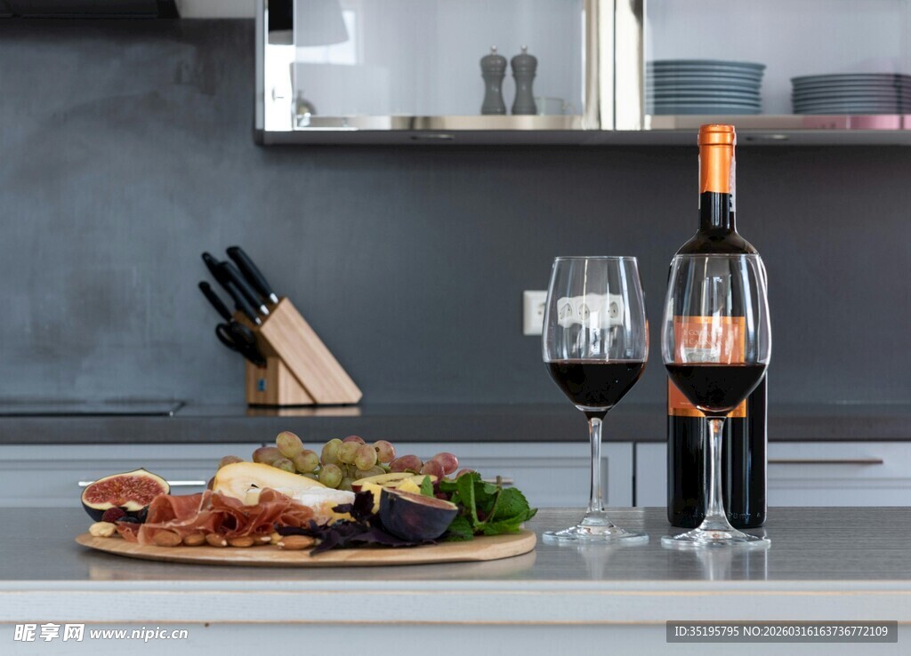 厨房台面上的美酒与美食