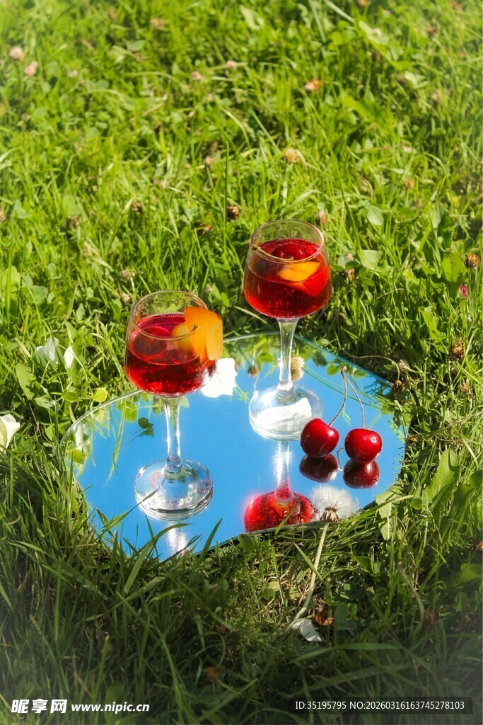 草地上的红酒与水果组合