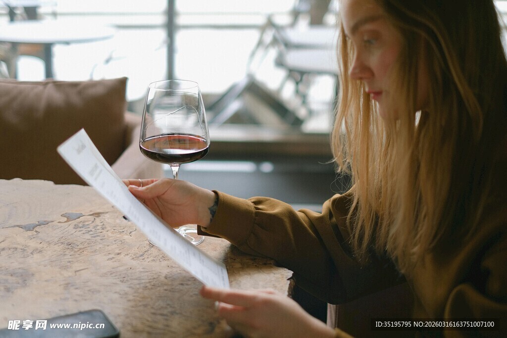 女子惬意阅读手中纸张