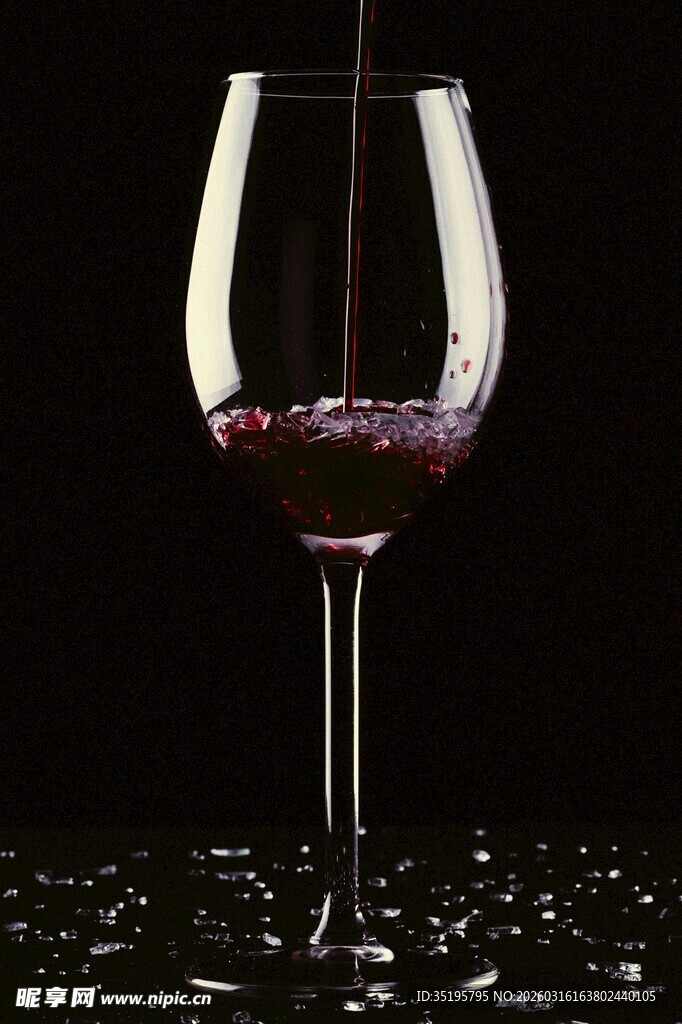 红酒注入高脚杯的瞬间