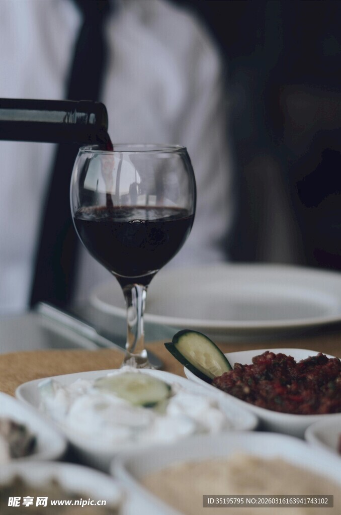 美酒佳肴的精致餐桌