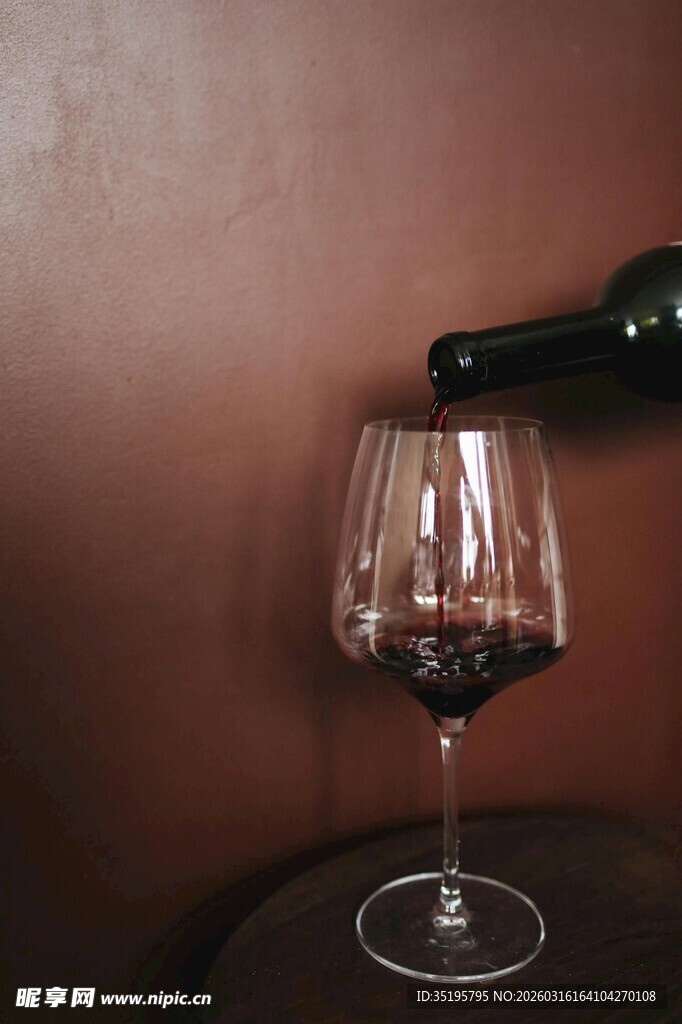 红酒入杯瞬间