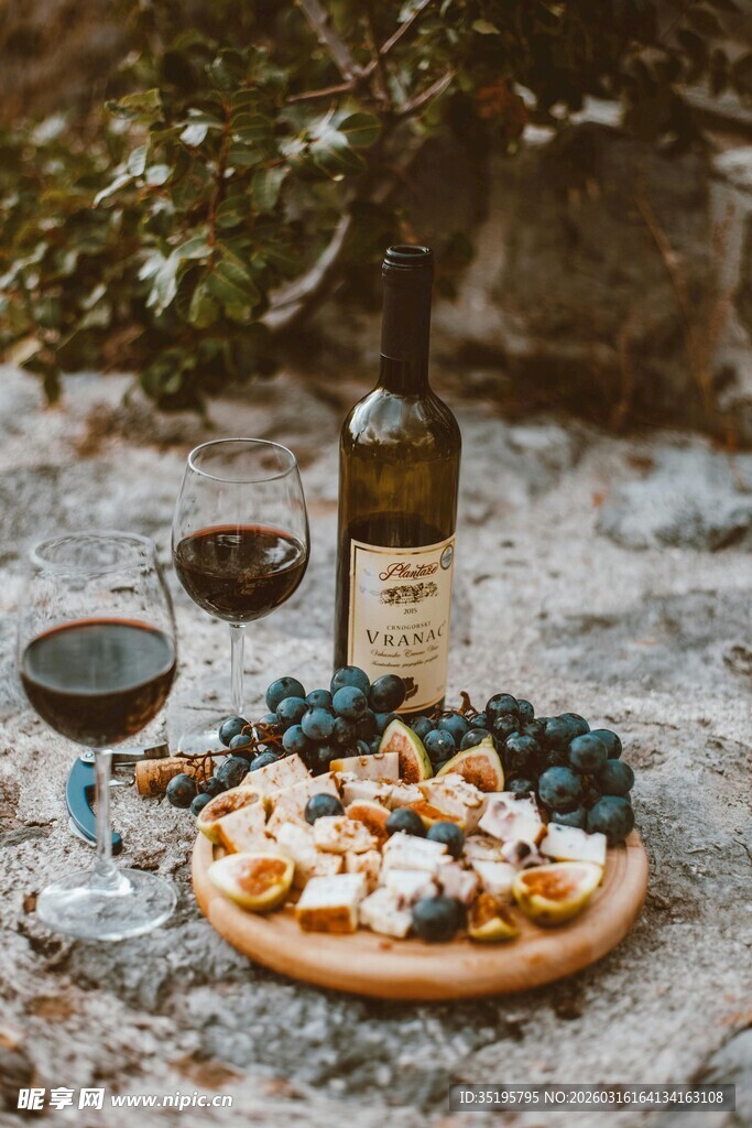 户外野餐的美酒与美食