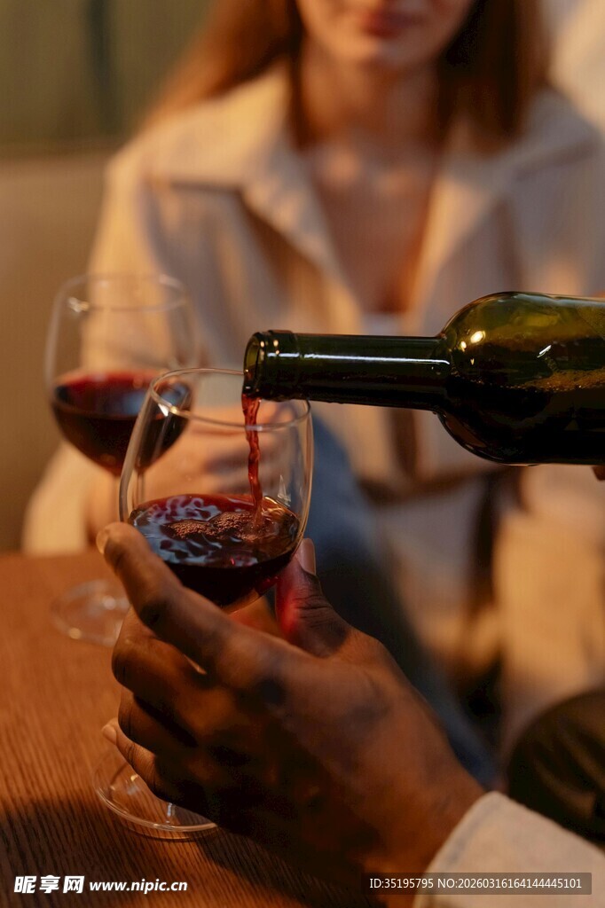 优雅倒红酒的惬意时刻