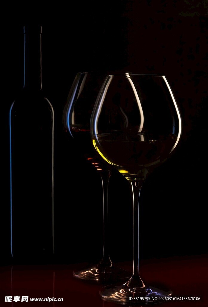 优雅高脚杯中的金黄美酒