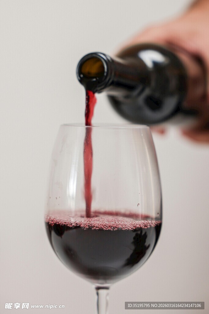红酒倒入高脚杯瞬间