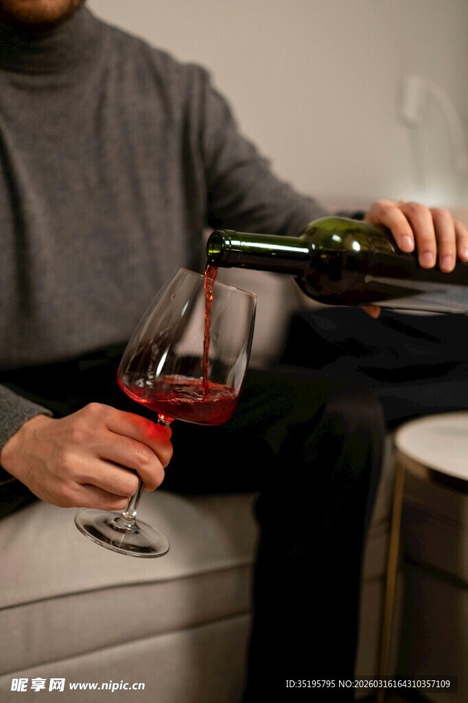 惬意时刻沙发上品红酒