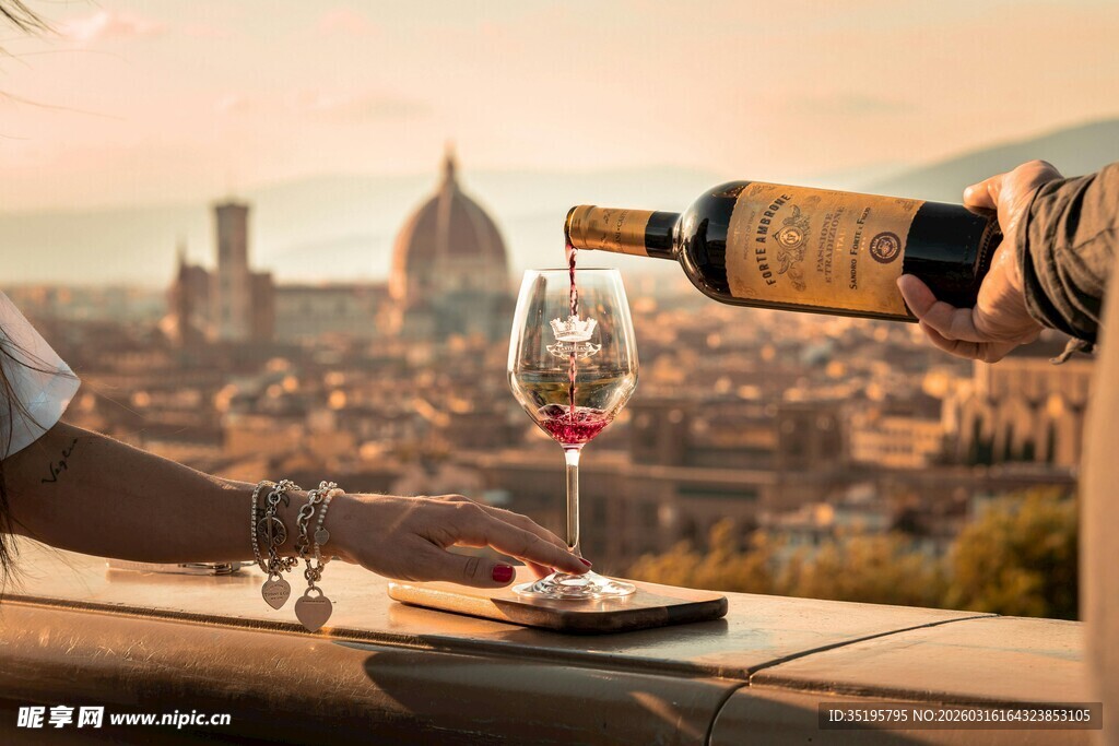 城市美景下的惬意品酒时刻