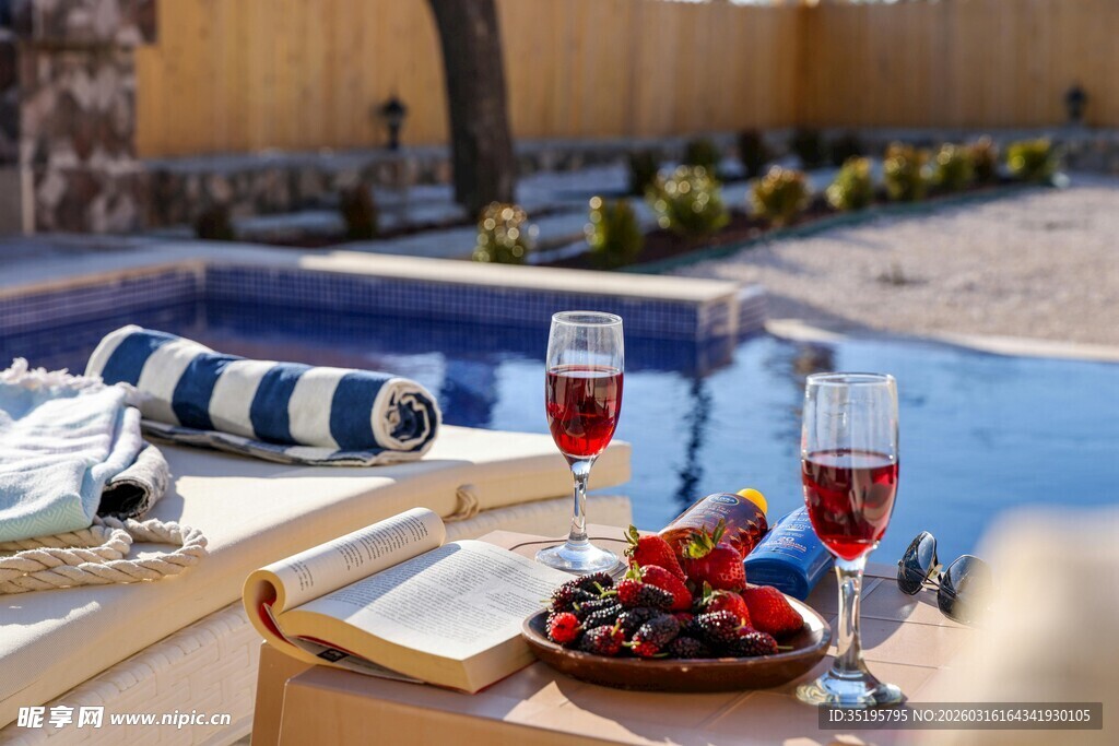 泳池边的惬意休闲时光