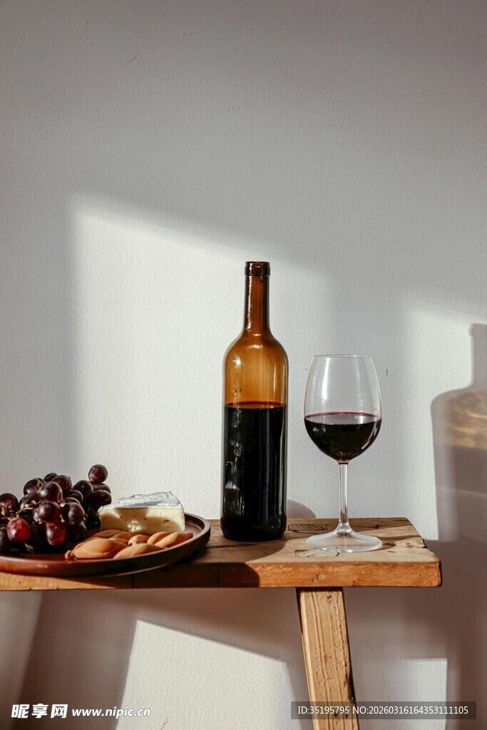 木质架上的美酒与美食