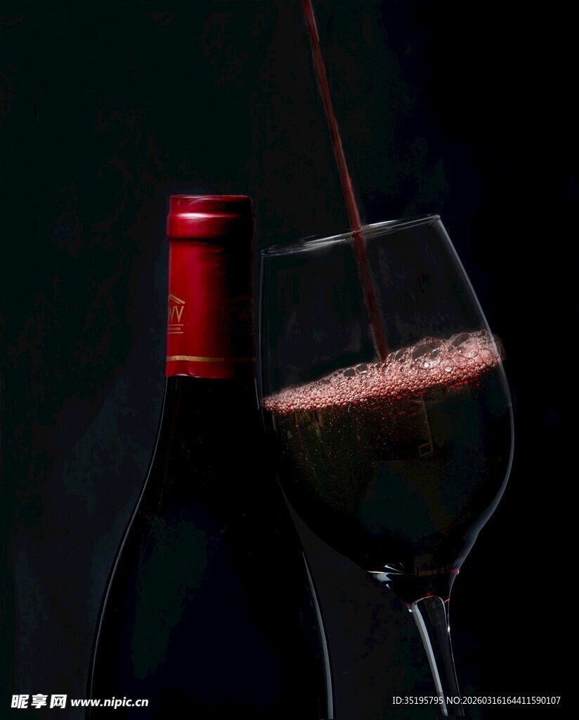 红酒倒入高脚杯瞬间