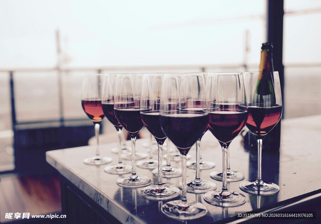 窗边的精致红酒杯组合