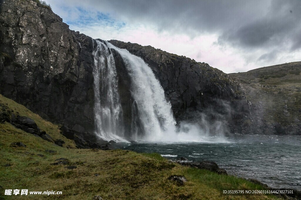 冰岛壮美瀑布自然景观