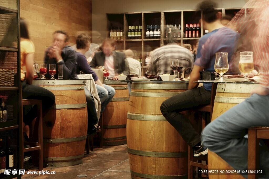 酒吧中人们围坐交流场景