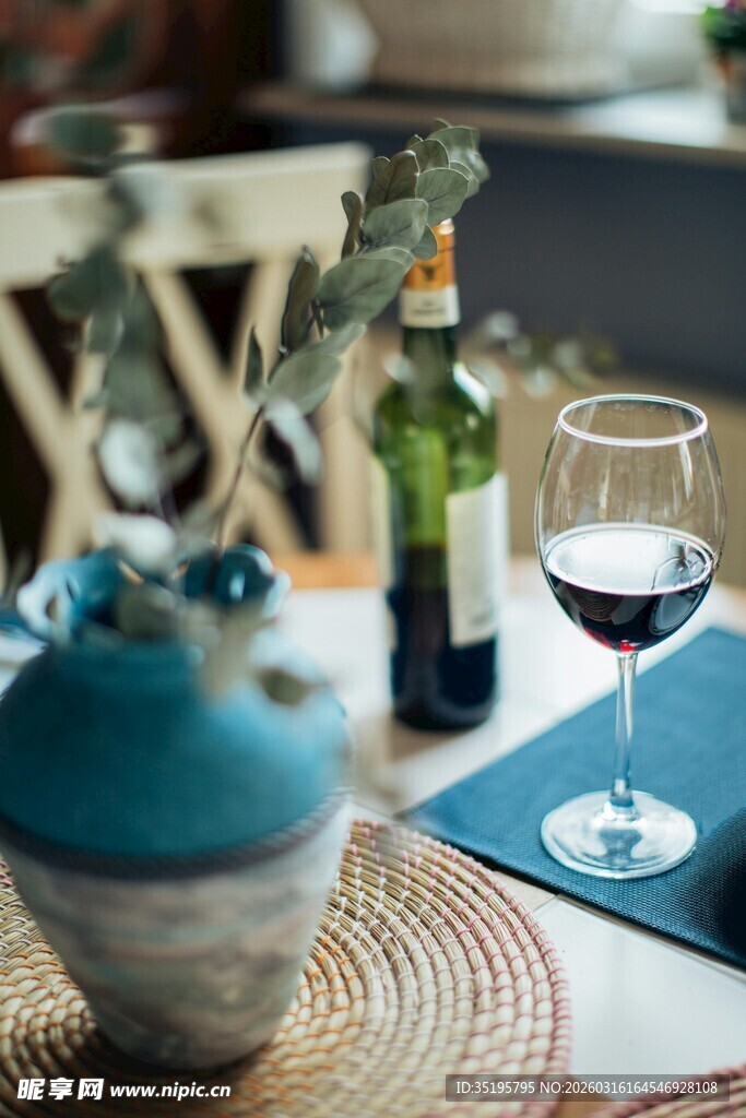 优雅餐桌布置与美酒