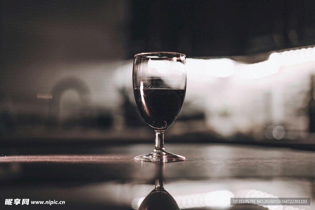 高脚杯中的红酒