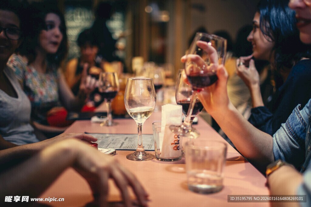 聚会中的举杯场景