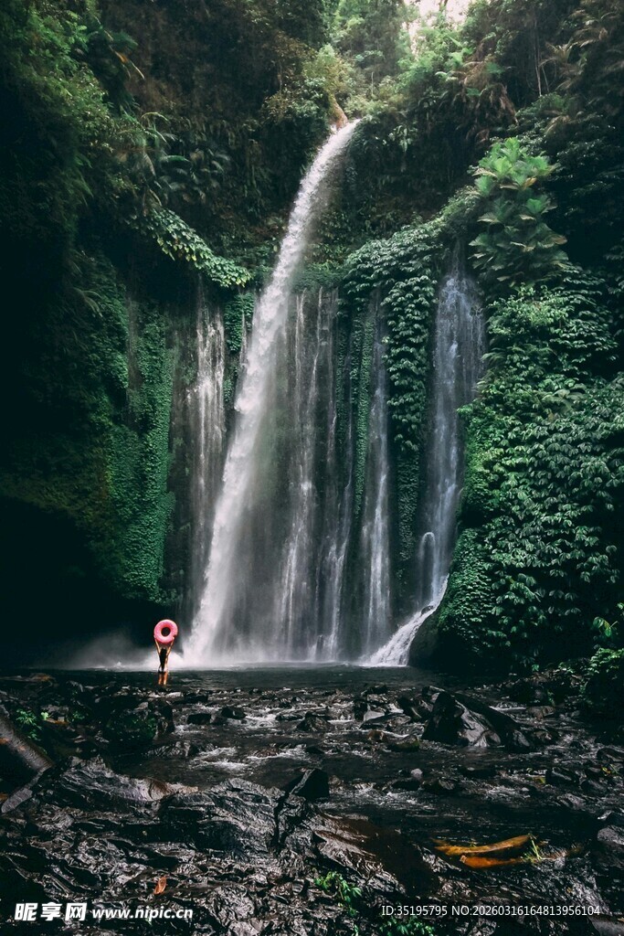人在壮美瀑布下的震撼景象