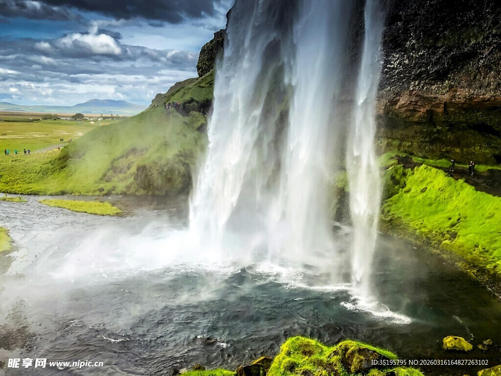 冰岛壮丽瀑布自然景观