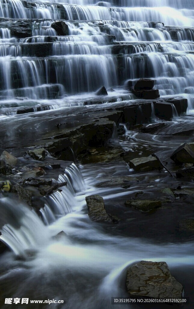 山间瀑布流水景观