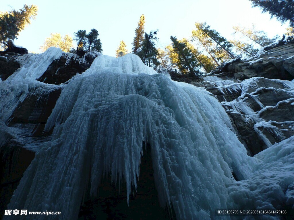 冬日壮观冰瀑景观