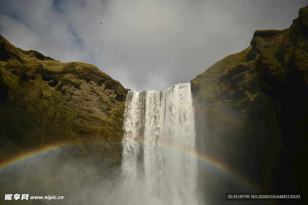 冰岛瀑布上空现绚丽彩虹