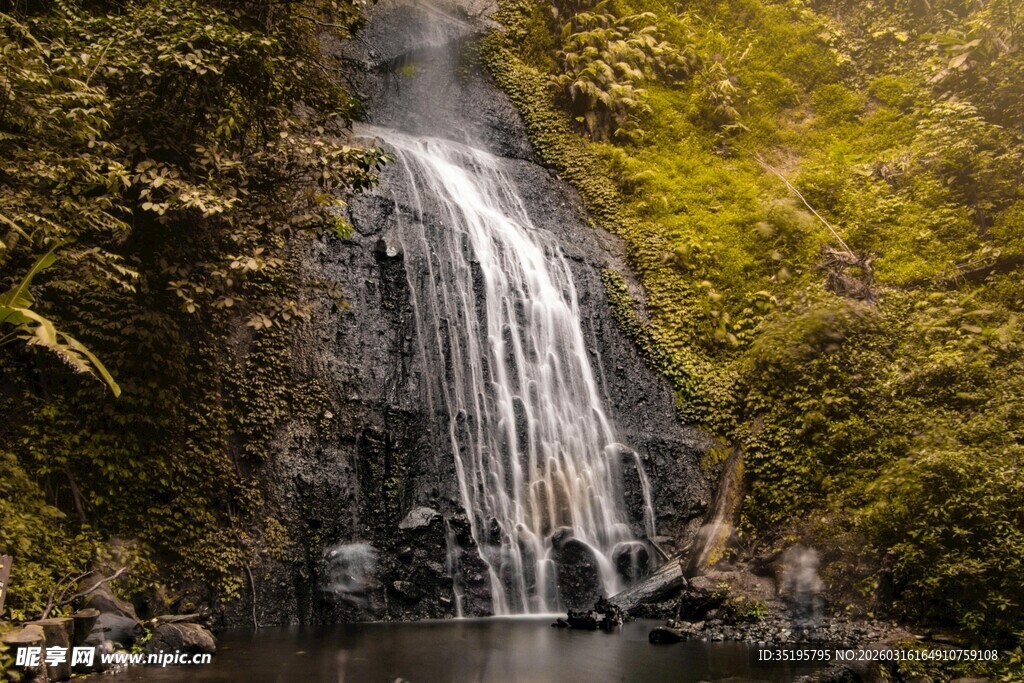 山间秀丽瀑布景观