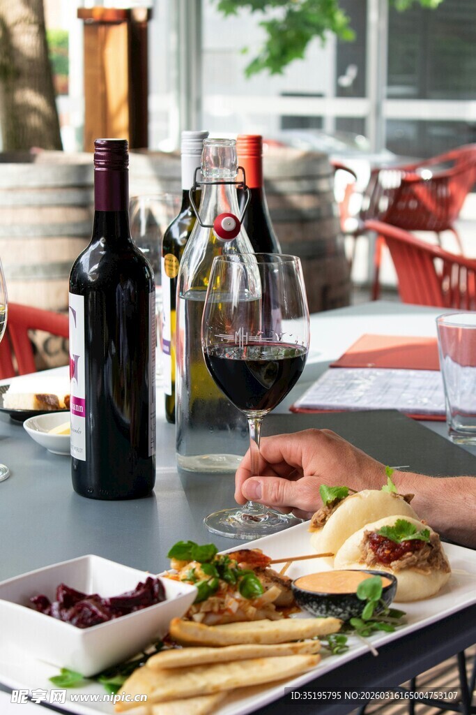 户外惬意的葡萄酒美食时光