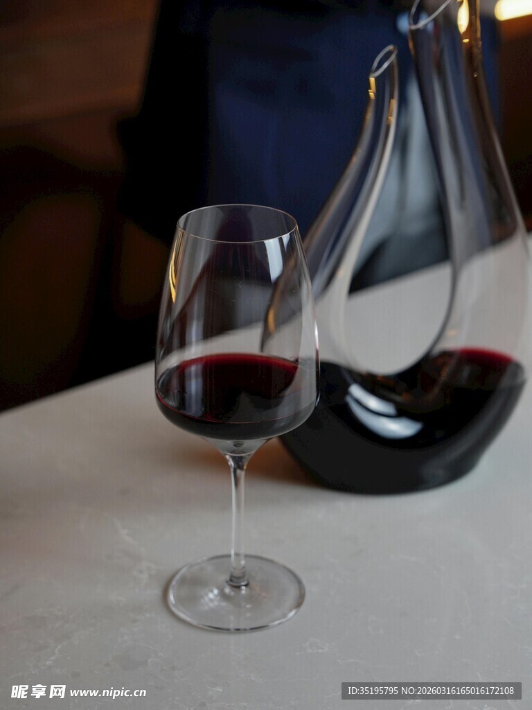 优雅红酒杯与醒酒器组合