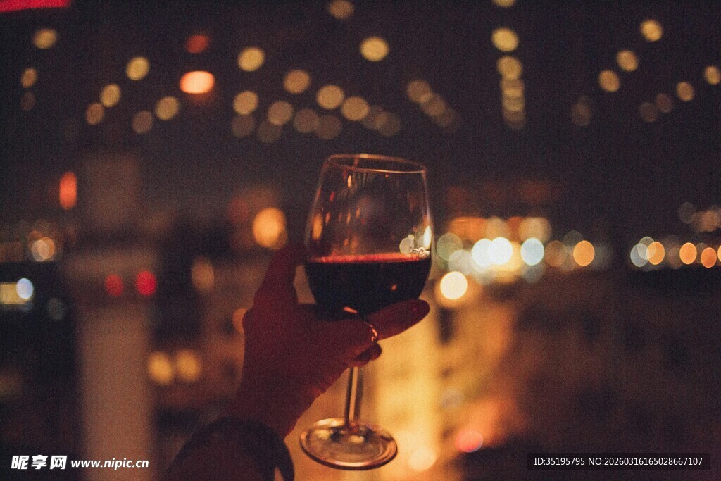 手持红酒杯夜景氛围感拉满