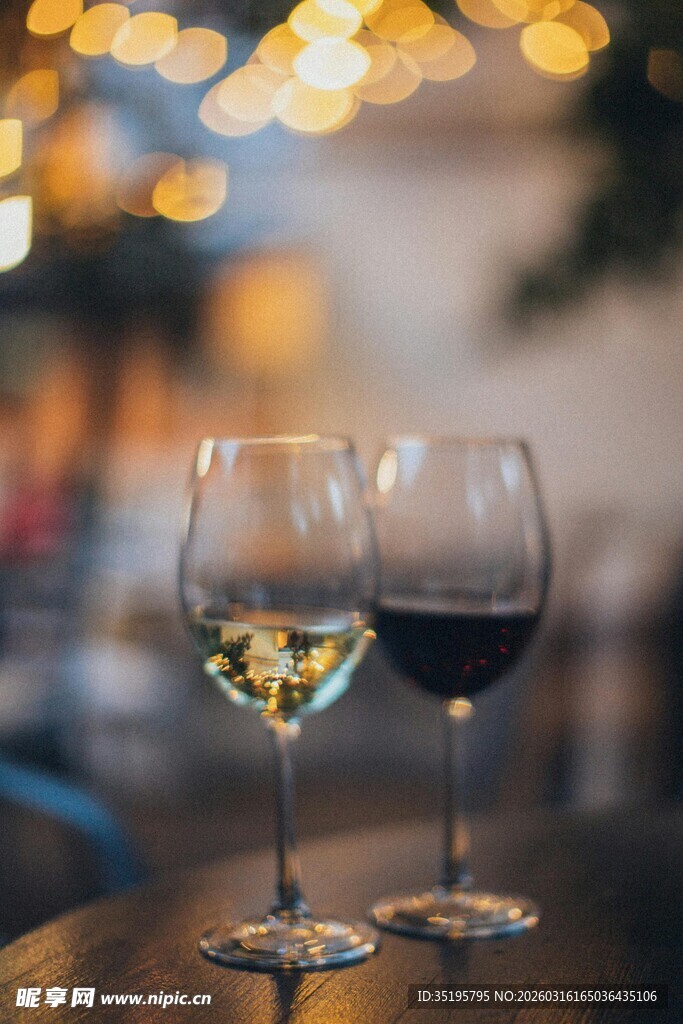 两杯美酒置于温馨场景中