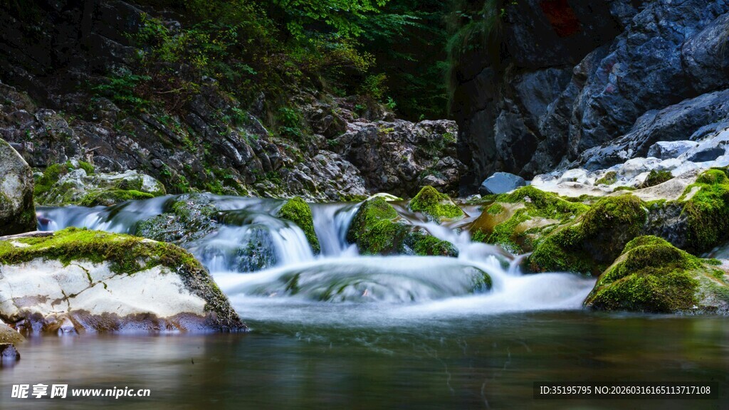 山间溪流潺潺