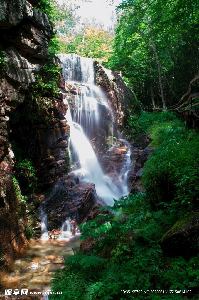 山林间的美丽瀑布景观