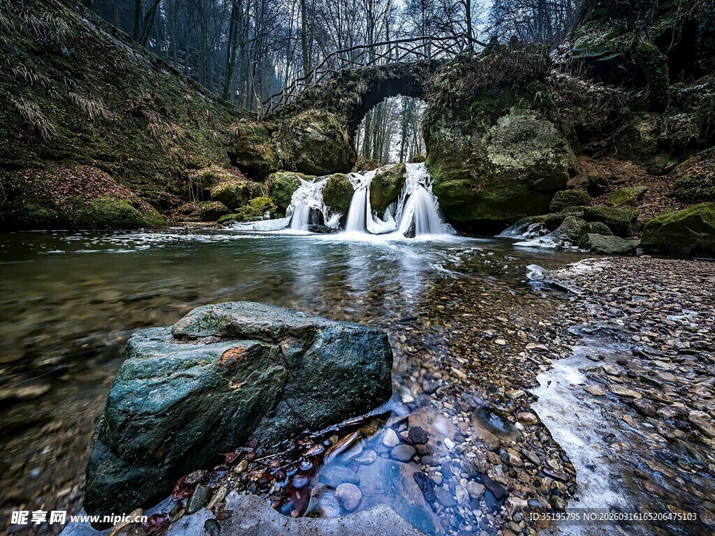 山间溪流小瀑布美景