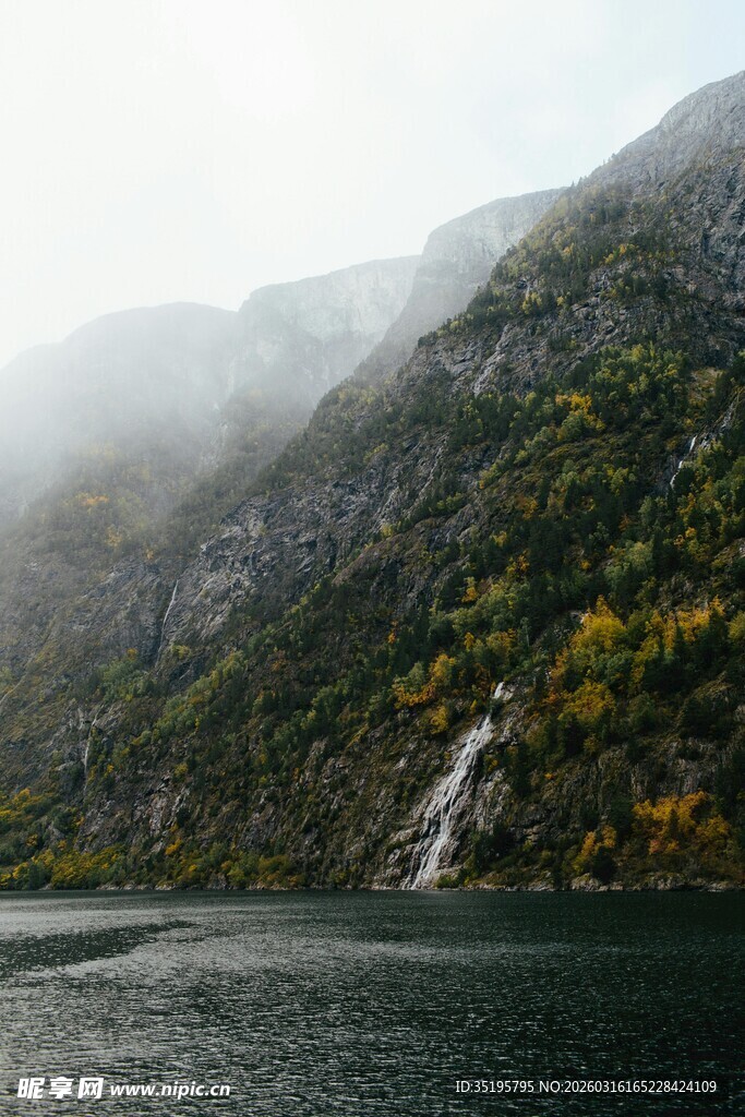 峡湾山水间的朦胧美景
