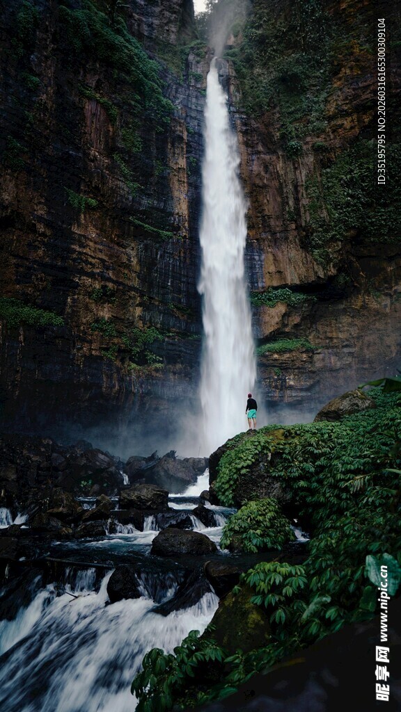 山间瀑布美景