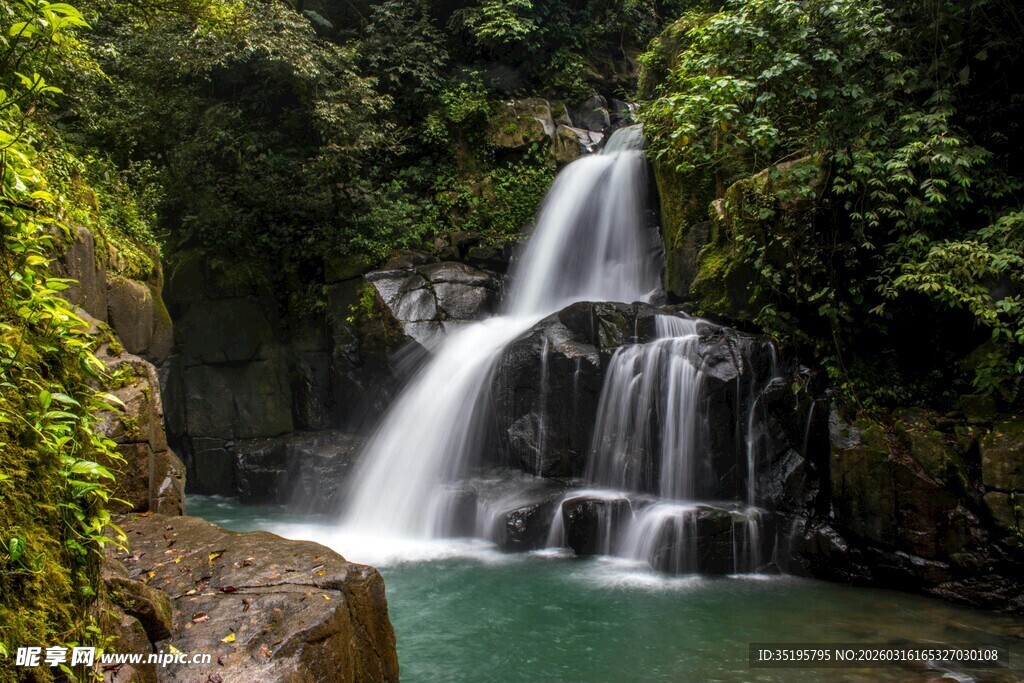 山间飞瀑下的清潭美景