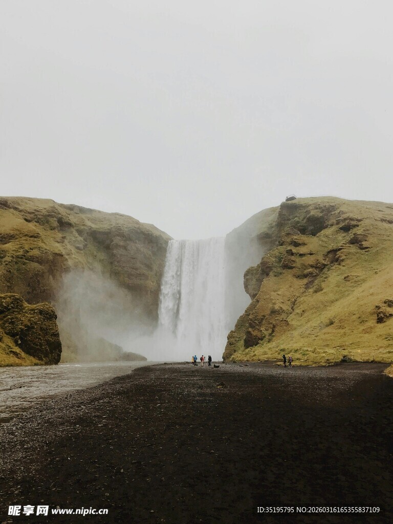 冰岛壮丽瀑布景观