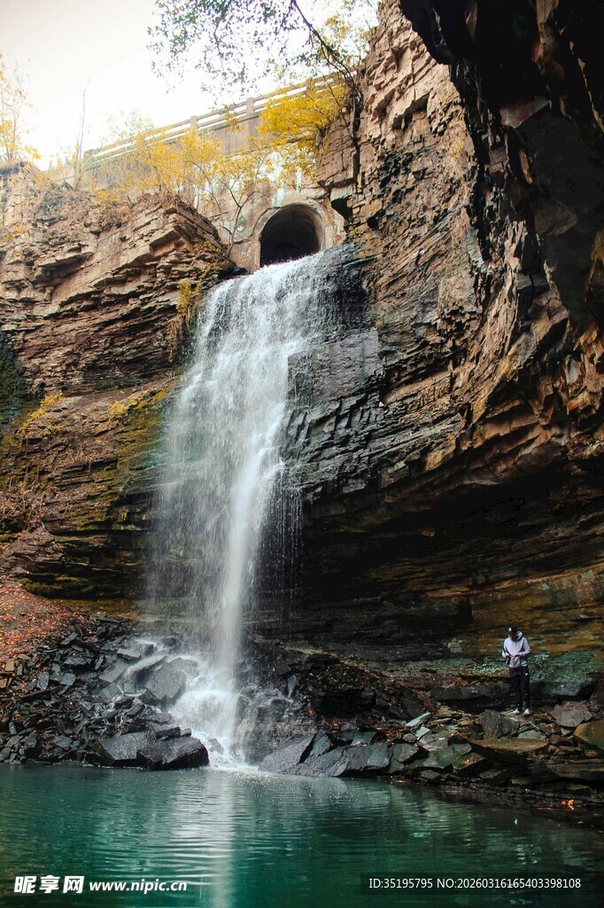 山间飞瀑下的碧绿深潭