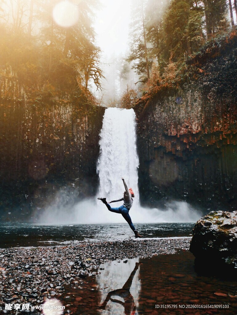 瀑布前舞者的灵动瞬间