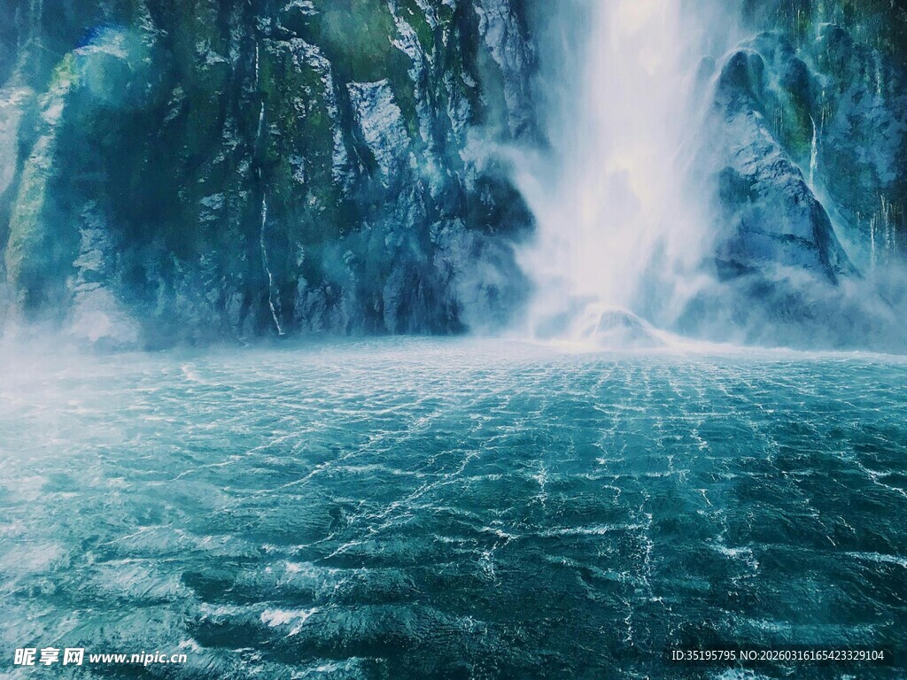 壮观瀑布下的碧绿潭水