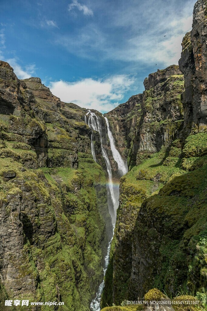 山间飞瀑绿意盎然的美景