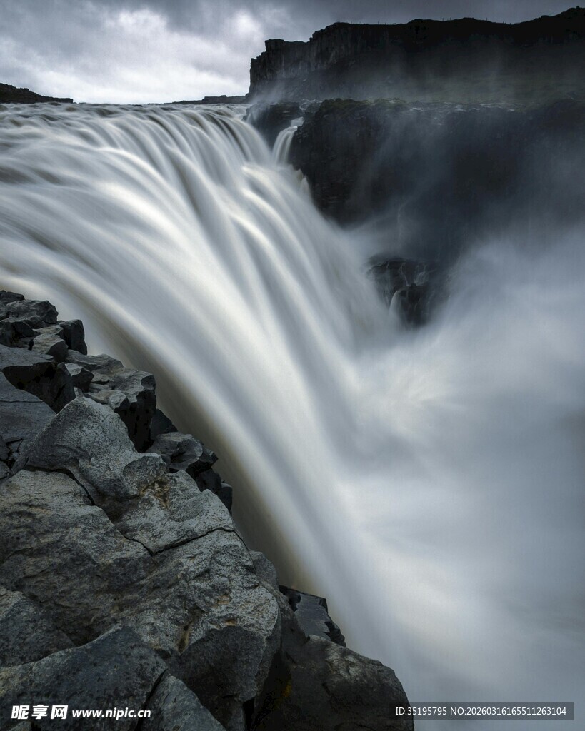 壮观瀑布倾泻于岩石间