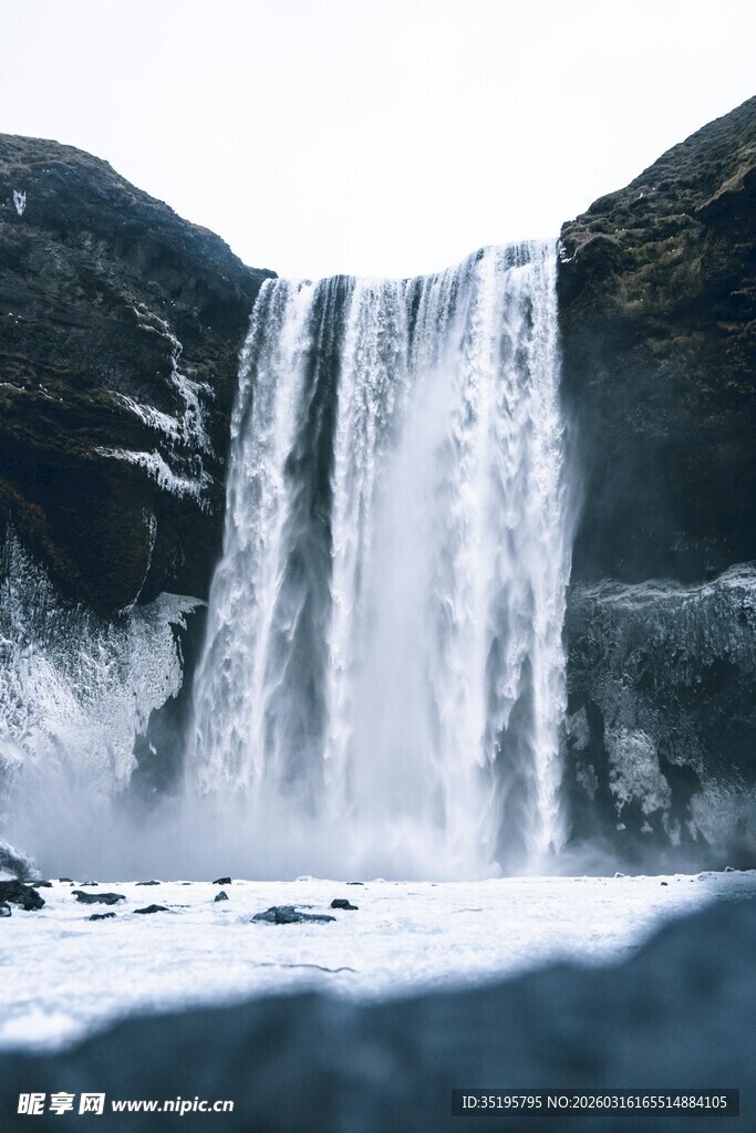 冰岛壮丽瀑布景观