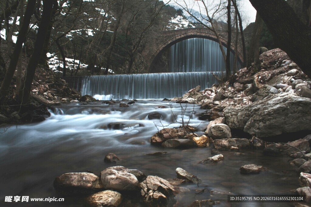 山间溪流与石桥美景